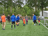 Laatste training S.K.N.W.K. JO7-1 (partijtje tegen de ouders) van maandag 27 mei 2024 (25/180)